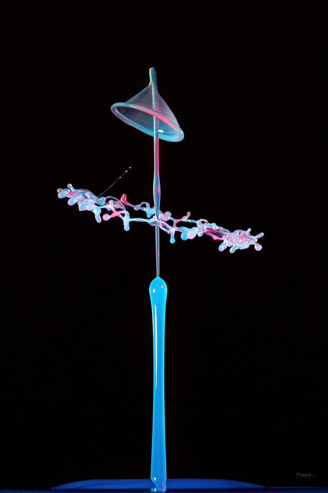 Sculpture liquide FLUIGRAPHY nommée The Comet, traînée de gouttelettes figée par le flash